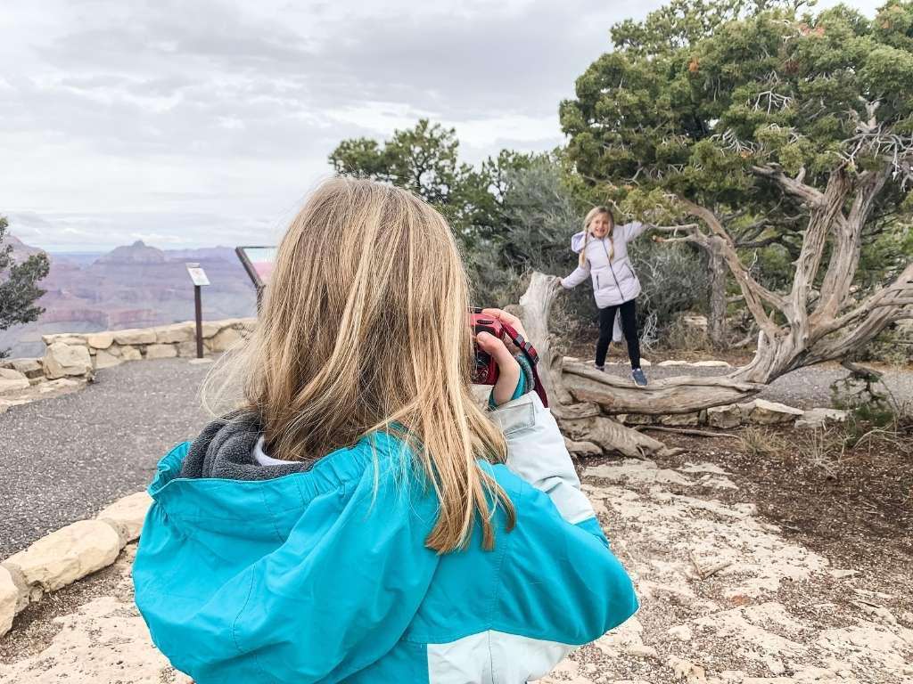 kids taking pictures at the grand canyon with kids